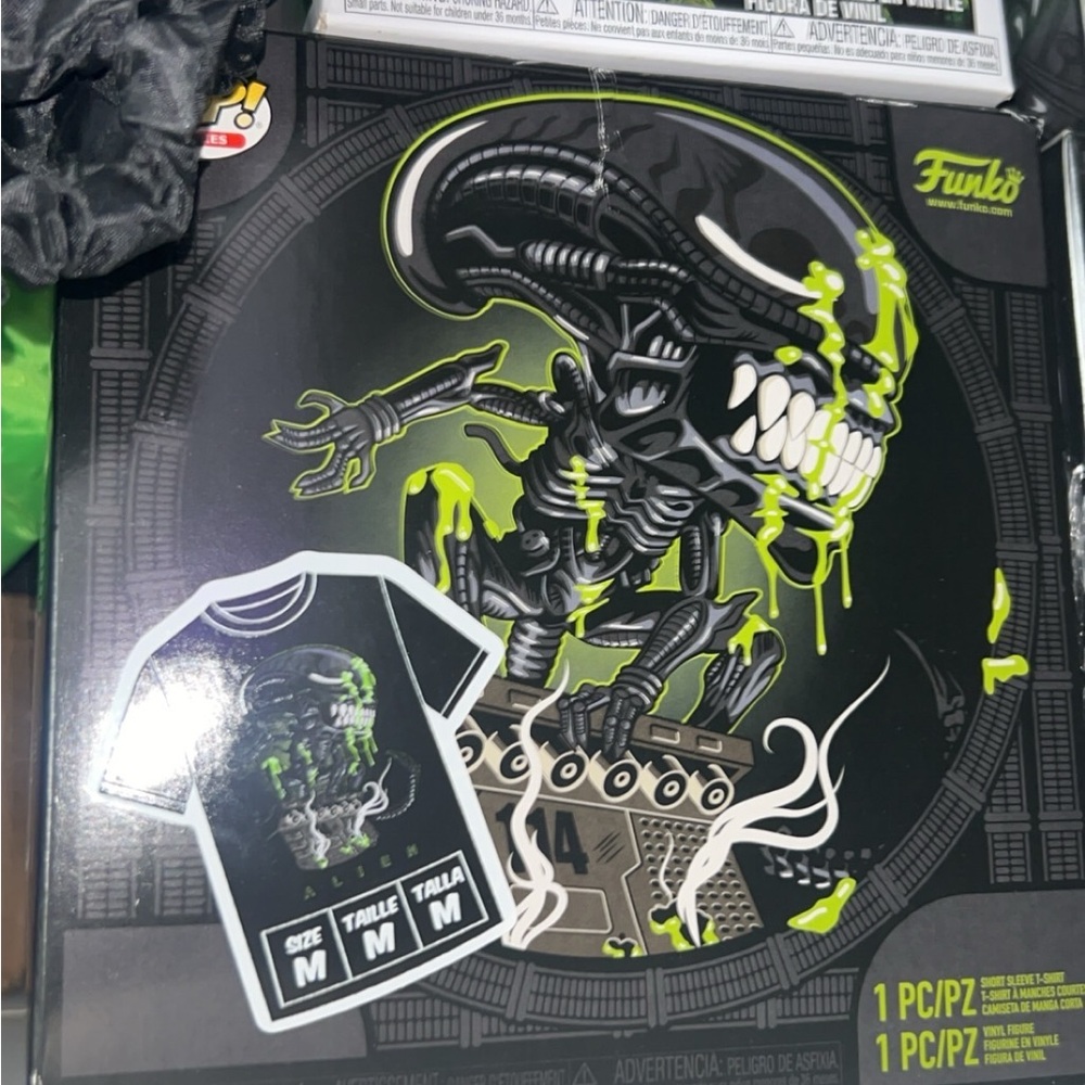 Funko Alien Reptile Graphic T Black and Neon Green,T shirt and Funko Pop figure